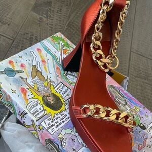 Chain gang with these styling Jeffrey Campbell heels 👠